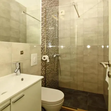 Dubreta - Two Bedroom With Balcony