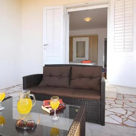 Dubreta - Two Bedroom With Balcony