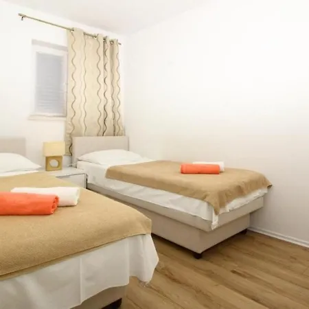 Dubreta - Two Bedroom With Balcony *